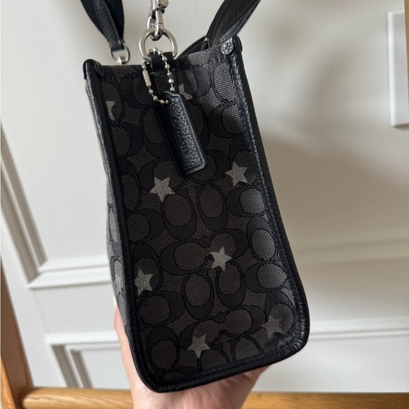 Coach Dempsey Tote 22 In Signature Jacquard With Star Embroidery - Like New - Picture 13 of 16